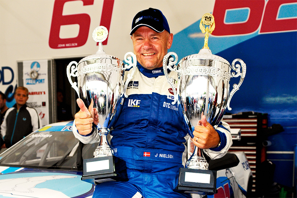 Racerkører og teamchef for Team Polar Seafood Racing, ”Super” John Nielsen med de store pokaler som bevis på, at han med sin enorme erfaring stadig hører til blandt de absolut bedste i dansk motorsports kongeklasse, Auto-G DTC, som han også kører i 2013
(Foto: Jeppe Rimmen)